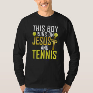 Camiseta Este menino funciona com Jesus e Tennis Boy