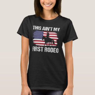 Camiseta Este Não É Meu Primeiro Rodeio Bandeira Americana