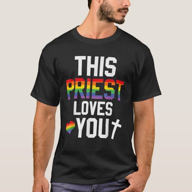 Camiseta Este Padre Te Ama Orgulhosa LGBTQ Orgulho Religião (Frente)
