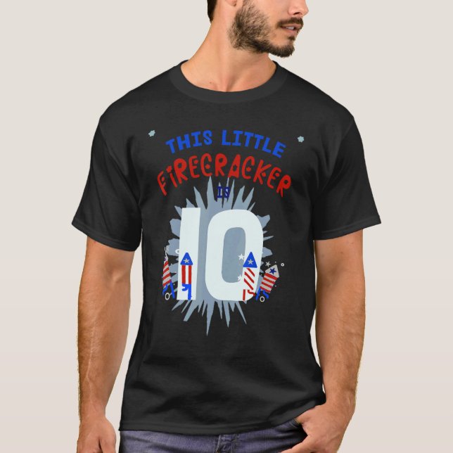 Camiseta Este Pequeno Firecracker É 10 Meninos 10º Aniversá (Frente)