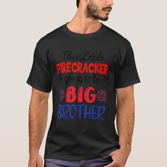 Camiseta Este Pequeno Firecracker Será Grande Irmão 4º De (Frente)