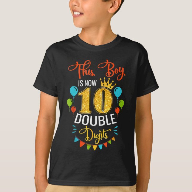 Camiseta Este Rapaz é Aniversário de Dígitos Duplos (Frente)