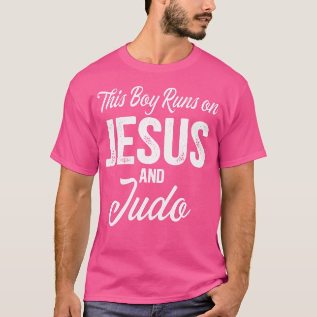 Camiseta Este Rapaz Funciona Com Jesus E Judo (Frente)