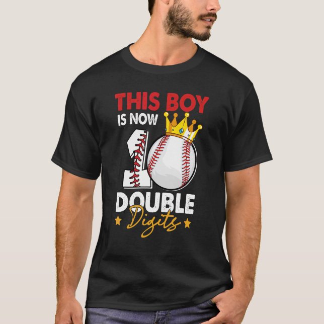 Camiseta Este Rapaz Tem Agora 10 Dígitos Duplos De Baseball (Frente)