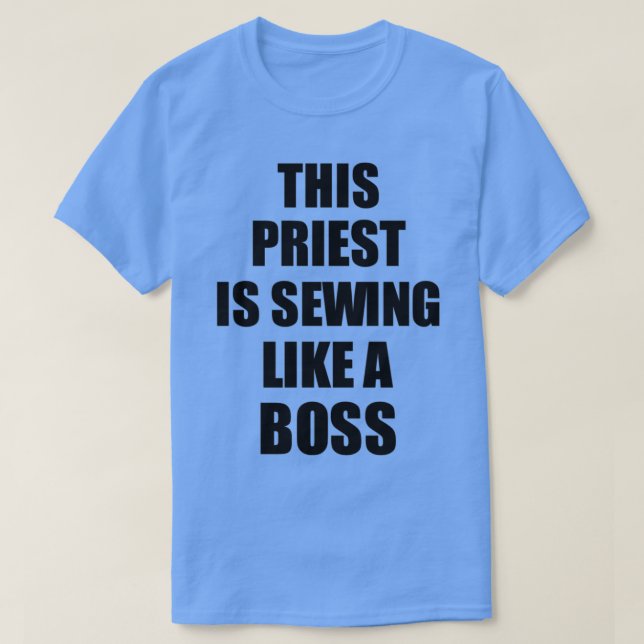 Camiseta Este Sacerdote Está A Costurar Como Um Presente En (Frente do Design)