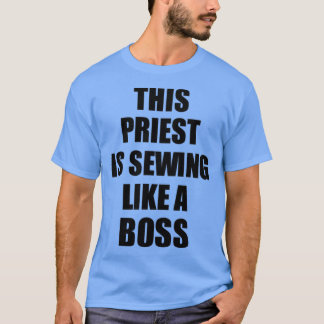 Camiseta Este Sacerdote Está A Costurar Como Um Presente En
