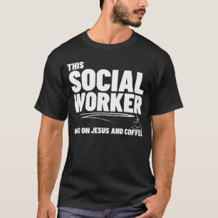 Camiseta Este Trabalhador Social Funciona Com Jesus E Café