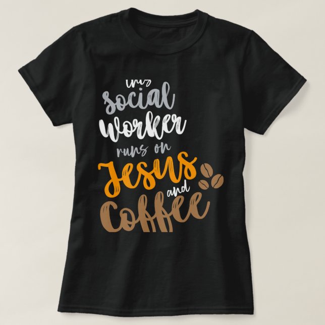 Camiseta Este Trabalhador Social Funciona Com Jesus E Café  (Frente do Design)