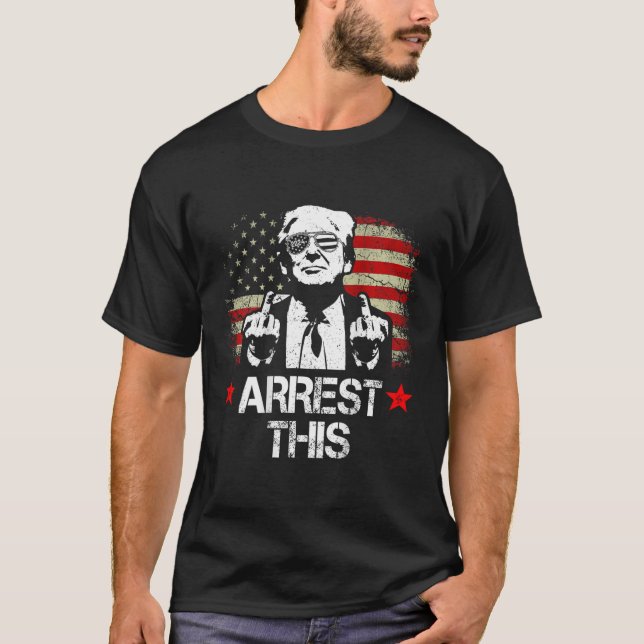 Camiseta Este Trump no meio dos dedos Pro Trump 2024 (na pa (Frente)