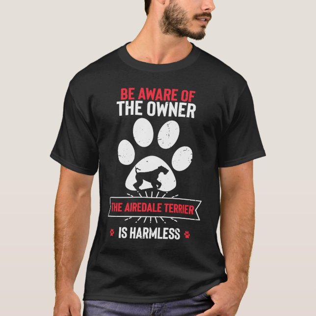 Camiseta Esteja ciente de que o proprietário do Airedale Te (Frente)