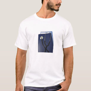 Camiseta estetoscópio médico no dobrador azul