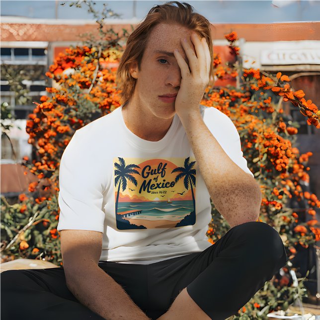 Camiseta Estilo do Poster de viagens Retroativo do Golfo do (Travel Poster Style Gulf of Mexico Since 1672 white t-shirt. )