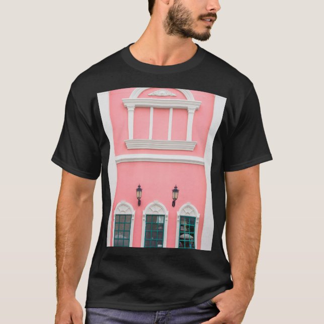 Camiseta Estilo Europeu, Edifício Rosa Exterior. (Frente)