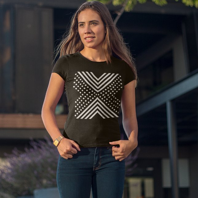 Camiseta Estilo Polka (stylish women posing outside somewhere )