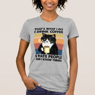 CAMISETA ESTILO RETRÔ EU BEBO CAFÉ EU ODEIO PESSOAS EU SEI