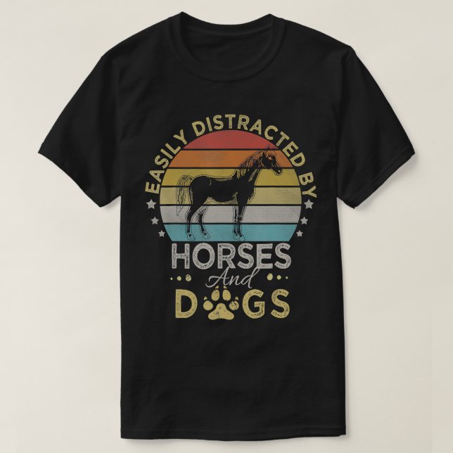 Camiseta Estilo Retro facilmente distraído por Cavalos e Cã (Frente do Design)