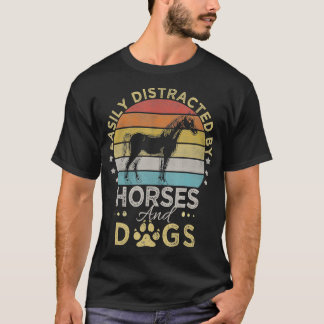 Camiseta Estilo Retro facilmente distraído por Cavalos e Cã