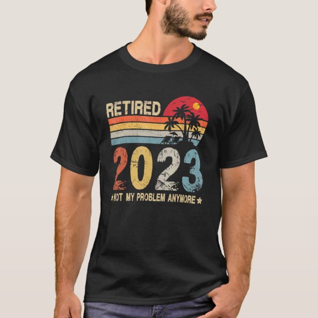Camiseta Estilo Retroativo - 2023 Reformado Não É Mais Meu  (Frente)
