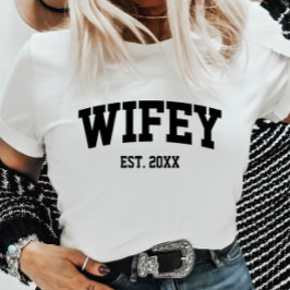 Camiseta Estilo Varsity Wifey Est. Mínimo de Ano
