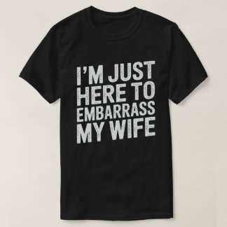Camiseta Estou Aqui Apenas Para Envergonhar Minha Esposa Ma