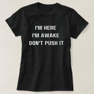 Camiseta Estou Aqui Estou Acordado Não ,Empurre Isso Camise
