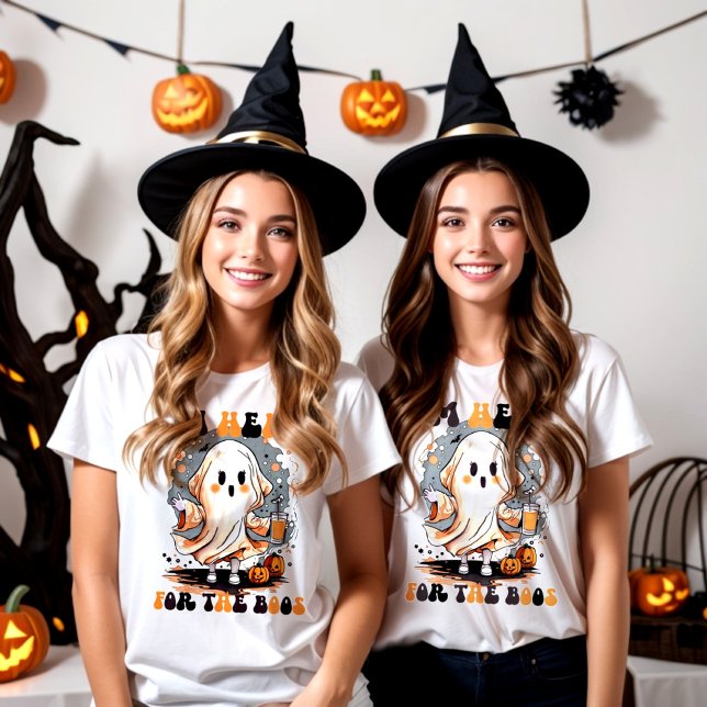 Camiseta Estou aqui pelos Boos (two girls celebrating halloween with a ghost design t-shirt saying i'm here for the boos)