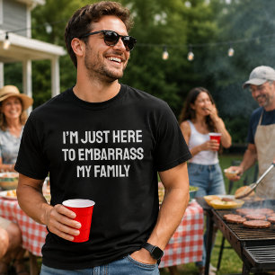 Camiseta Estou Aqui Só Para Envergonhar Minha Família
