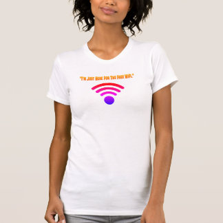 Camiseta Estou Aqui Só Pelo WiFi Grátis
