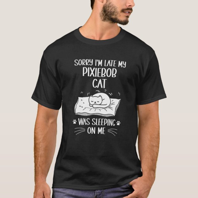 Camiseta Estou Atrasado Meu Gato Pixiebob Estava Dormindo E (Frente)