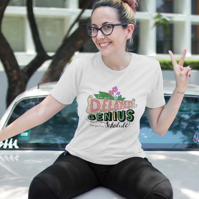 Camiseta Estou atrasado no calendário de gênios (I'm on a delayed genius schedule. - Sarcastic t-shirt for women.)