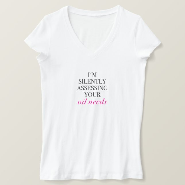 Camiseta Estou avaliando silenciosamente suas necessidades  (Frente do Design)