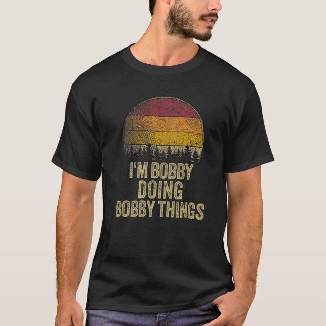 Camiseta ESTOU BOBBY FAZENDO BOBBY COISAS FELIZMENTE REtro  (Frente)