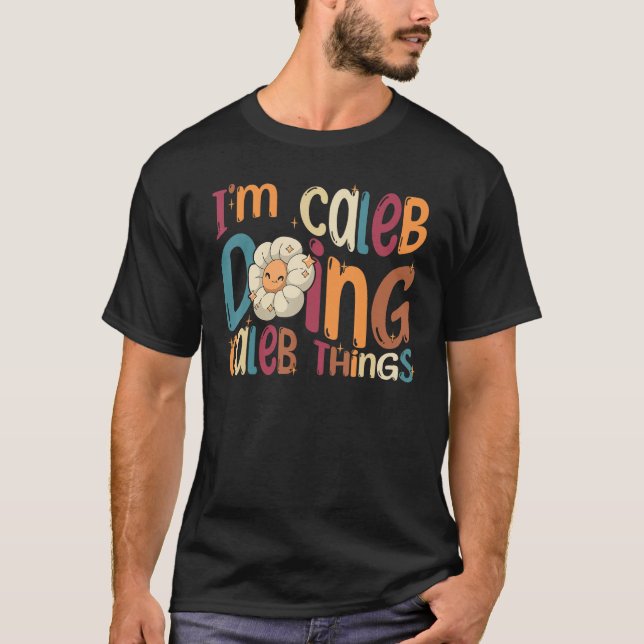 Camiseta Estou Caleb Fazendo Coisas de Caleb  Groovy Retro  (Frente)
