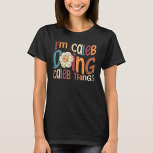 Camiseta Estou Caleb Fazendo Coisas de Caleb Groovy Retro