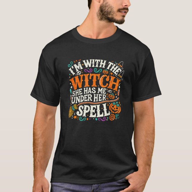 Camiseta Estou com a bruxa que ela me tem sob sua feitiçari (Frente)