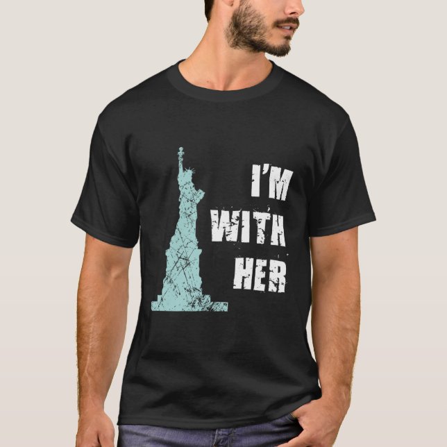 Camiseta Estou com a estátua da liberdade dela (Frente)