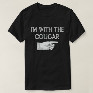 Camiseta Estou com a fantasia de Halloween do Casal Engraç
