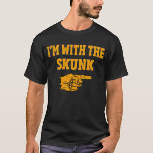 Camiseta Estou com a fantasia de Halloween do Casal Engraç