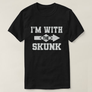 Camiseta Estou com a fantasia de Halloween do Casal Engraç