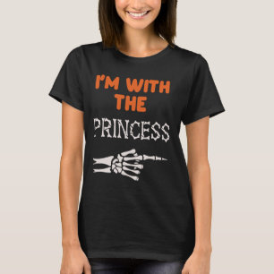 Camiseta Estou com a fantasia de Halloween dos pais da prin