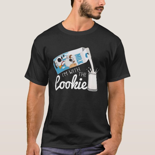 Camiseta Estou com a fantasia do leite de biscoito. (Frente)
