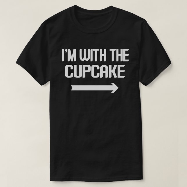 Camiseta Estou com Cupcake de Casais que combinam o Dia das (Frente do Design)