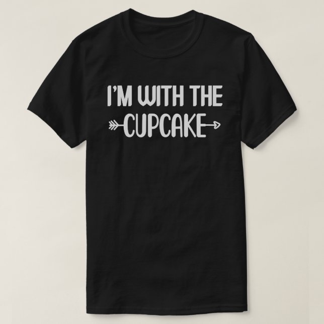 Camiseta Estou com Cupcake de Casais que combinam o Dia das (Frente do Design)