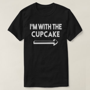 Camiseta Estou com Cupcake de Casais que combinam o Dia das