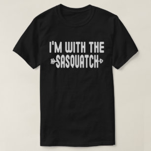 Camiseta Estou Com Sasquach Roupa de Halloween Engraçada Co