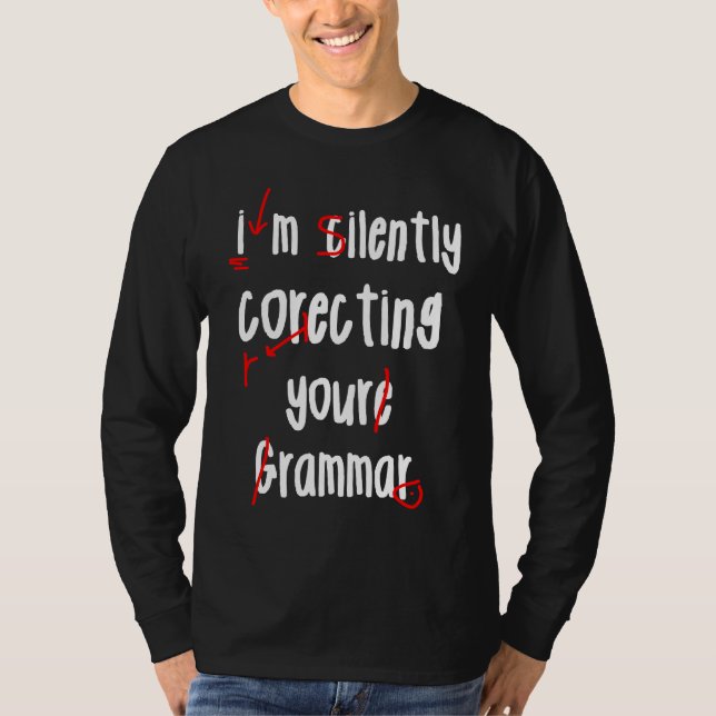 Camiseta Estou Corrigindo Silenciosamente Seu Professor de  (Frente)