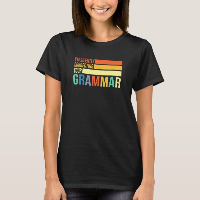 Camiseta Estou Corrigindo Silentemente Sua Gramática Encant (Frente)