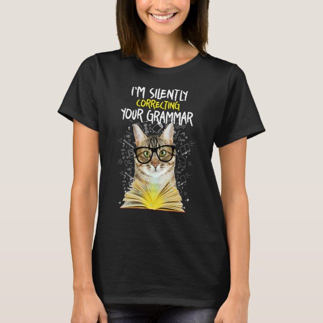 Camiseta Estou Corrigindo Silentemente Sua Gramática Gato I (Frente)