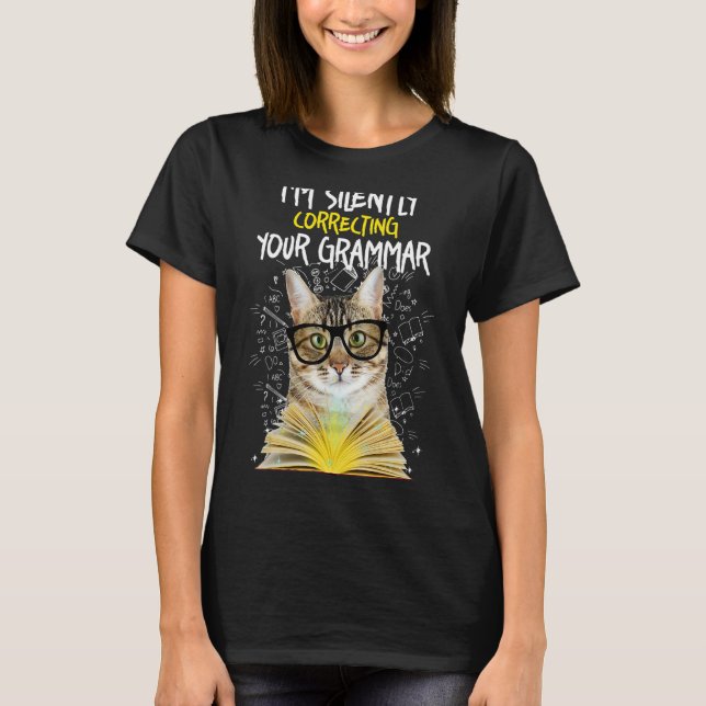 Camiseta Estou Corrigindo Sua Gramática Silenciosamente - G (Frente)