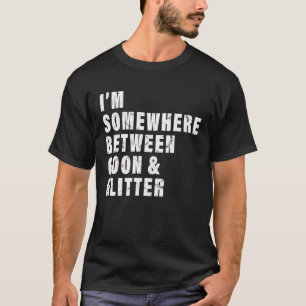 Camiseta Estou em algum lugar entre Goon e Glitter Engraça